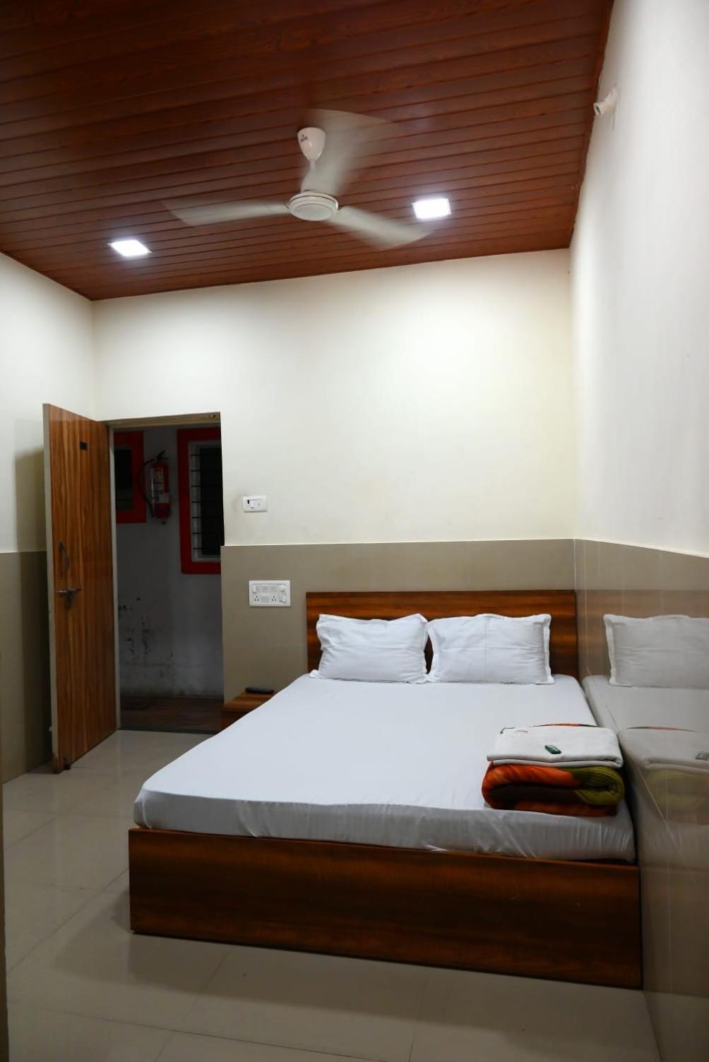 P P Lodging Mangvadi 外观 照片